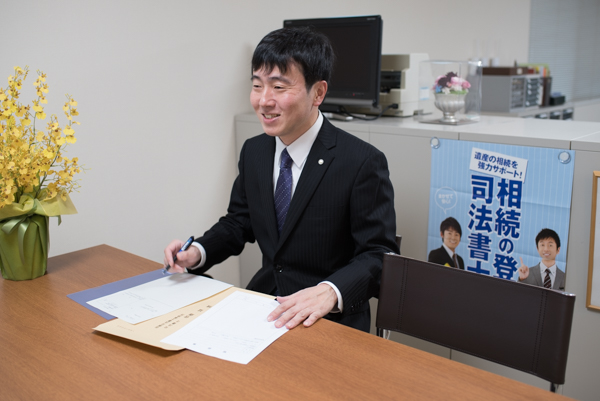 相談を受ける司法書士